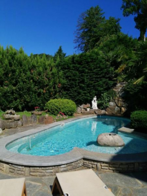 Penthouse in the green with private pool and garden